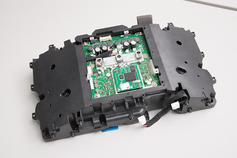 SC-C50の背面部に、JENO Engineをはじめとするデジタル回路が収められている